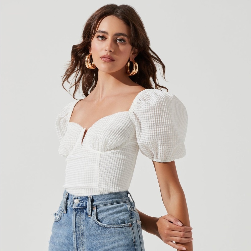 ASTR The Label Asher Seersucker Puff Sleeve Top in White